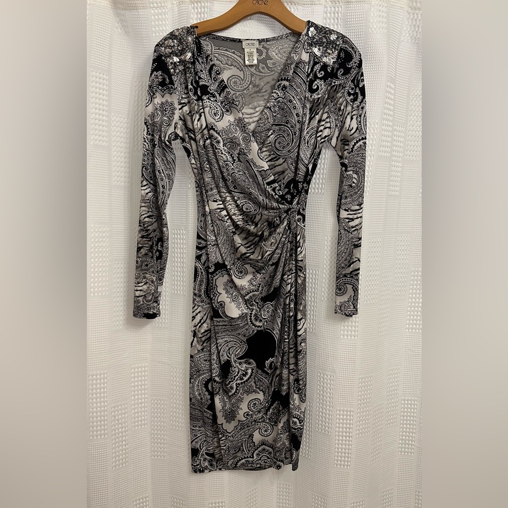 Black & white patterned front wrap dress. Sz small, never worn. Dress from Cache